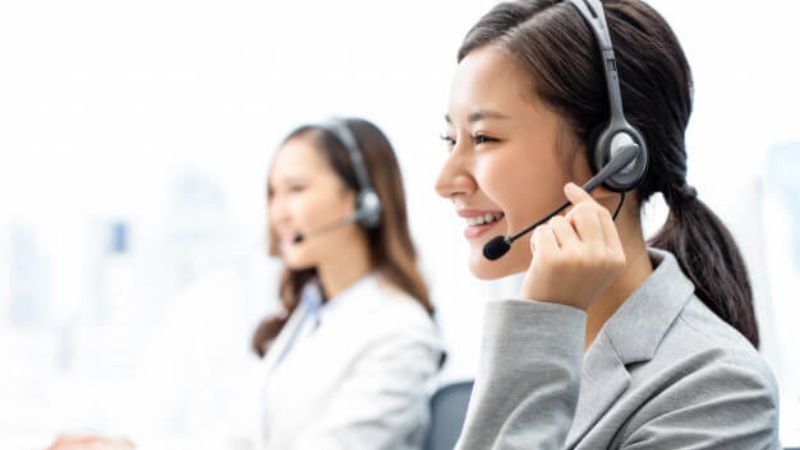 Liên hệ với nhân viên chăm sóc khách hàng qua hotline